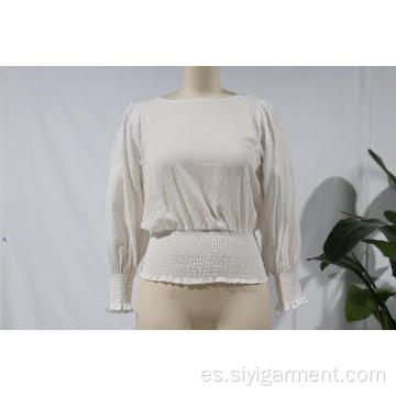 Blusa blanca de manga larga con cintura metida